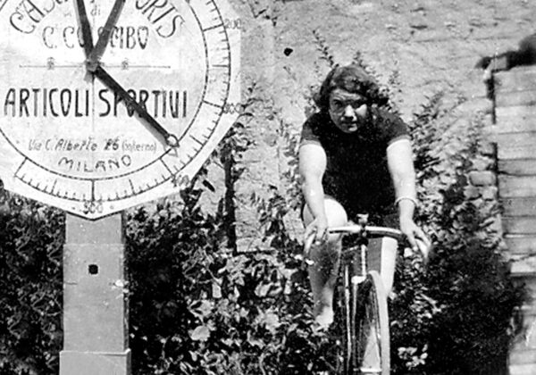 “IL DIAVOLO IN GONNELLA”: ALFONSINA STRADA E LE DUE RUOTE